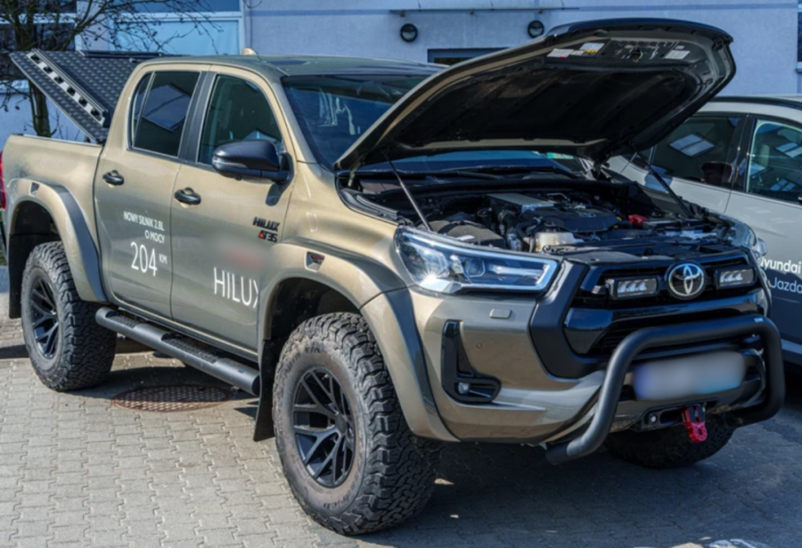 Tajemnica brązowej Toyoty Hilux. Kontrowersyjny przetarg z braku ofert ostatecznie unieważniony