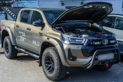 Tajemnica brązowej Toyoty Hilux. Kontrowersyjny przetarg z braku ofert ostatecznie unieważniony
