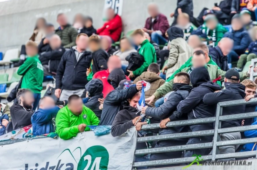 Twierdził, że był tylko obserwatorem zadymy na trybunach. SMS-y pogrążyły kibola Podbeskidzia
