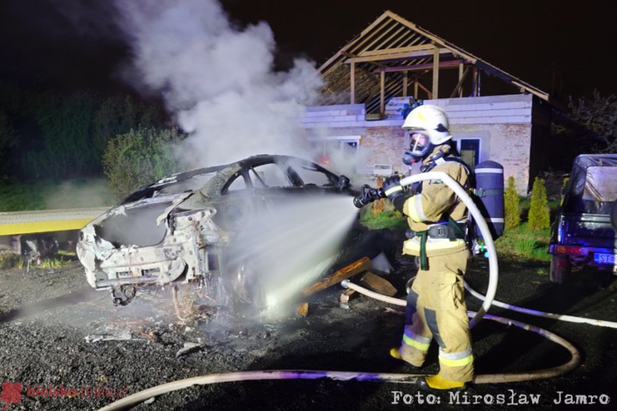 Słup ognia na parkingu. Zapalił się samochód elektryczny, ogień zajął lawetę i inne auto - foto
