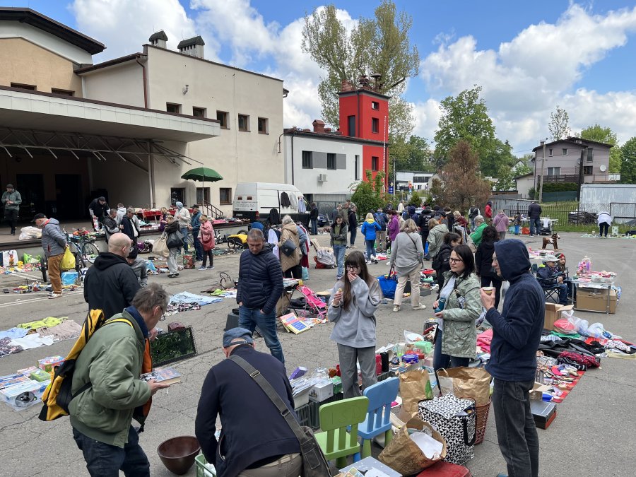 Tłoczno, gwarno i z klimatem. Kultowa wyprzedaż garażowa wraca po raz pierwszy w tym sezonie - foto