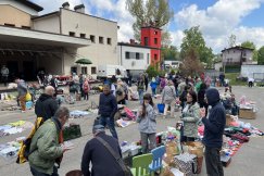 Tłoczno, gwarno i z klimatem. Kultowa wyprzedaż garażowa wraca po raz pierwszy w tym sezonie - foto