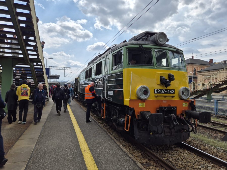 Tłumy witały „Nieśpiesznego” na bielskim dworcu. Niektórzy specjalnie nie poszli do szkoły - foto