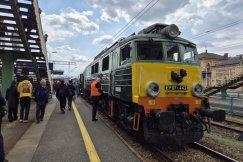 Tłumy witały „Nieśpiesznego” na bielskim dworcu. Niektórzy specjalnie nie poszli do szkoły - foto