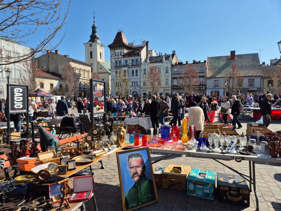 Od portretu Piłsudskiego po klocki Lego. Tłumy na placu Wojska Polskiego szukają skarbów! - foto