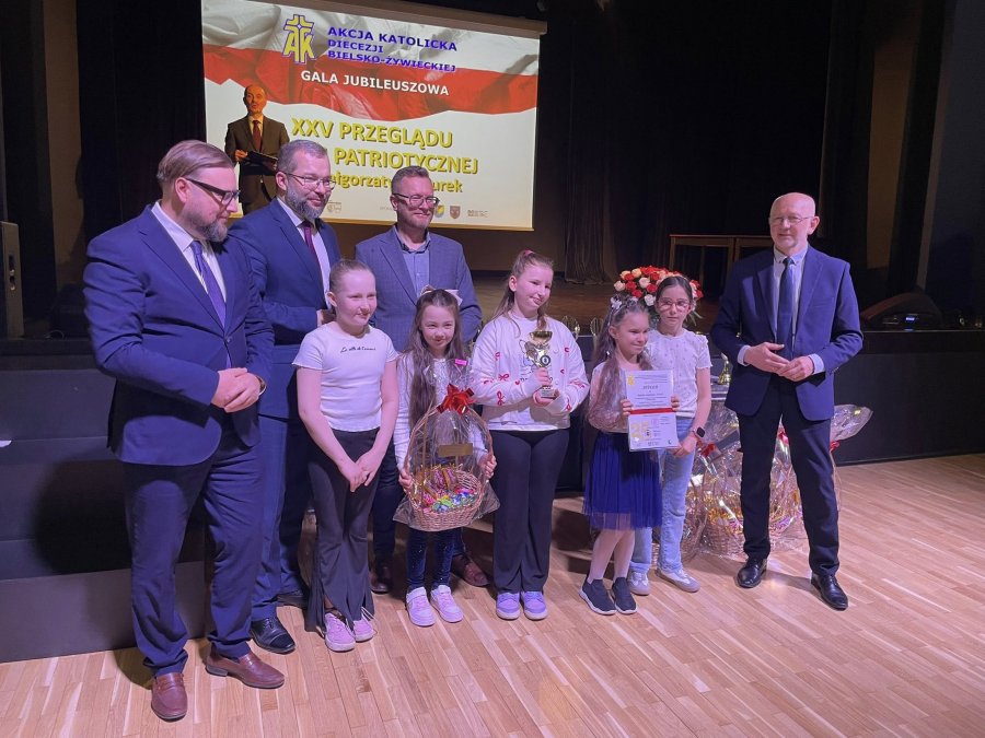 Hałcnów rozbrzmiał pieśnią patriotyczną. Tysiąc uczestników na jubileuszowym święcie - foto