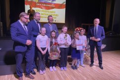 Hałcnów rozbrzmiał pieśnią patriotyczną. Tysiąc uczestników na jubileuszowym święcie - foto