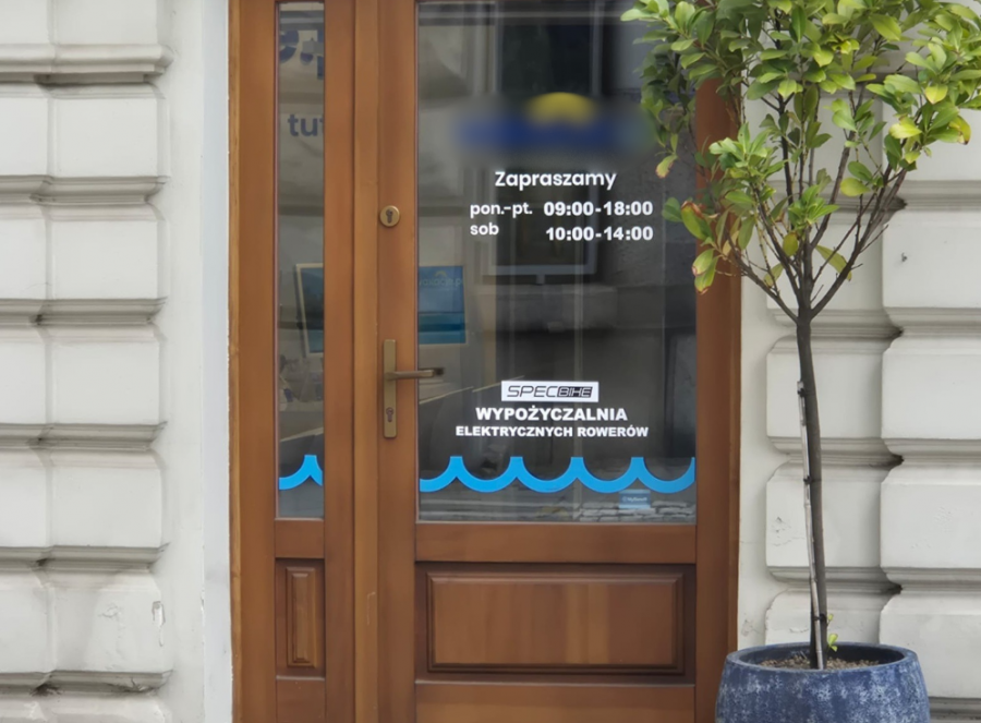 Rowery w biurze i naklejka na drzwiach. Pół miliona złotych za usługę, której nie widać - foto