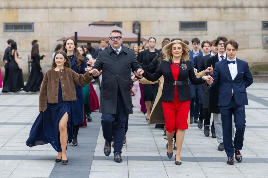 Maturzyści opanowali Plac Chrobrego. Wspólny polonez bielskich szkół średnich - foto