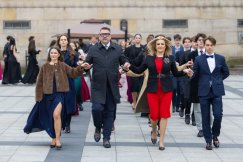 Maturzyści opanowali Plac Chrobrego. Wspólny polonez bielskich szkół średnich - foto