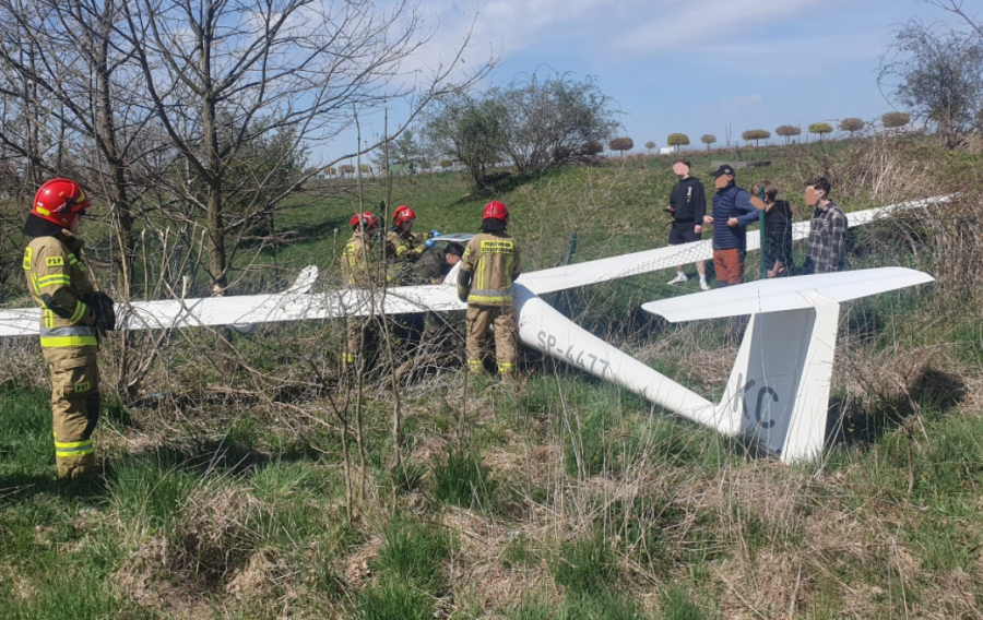 Wypadek z udziałem szybowca w pobliżu lotniska. Przy awaryjnym lądowaniu zahaczył o płot - foto