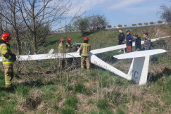 Wypadek z udziałem szybowca w pobliżu lotniska. Przy awaryjnym lądowaniu zahaczył o płot - foto