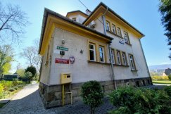 Uczą się w piwnicy i zostali zakładnikami sporu. Chcą tylko godnego miejsca do nauki dla swoich dzieci