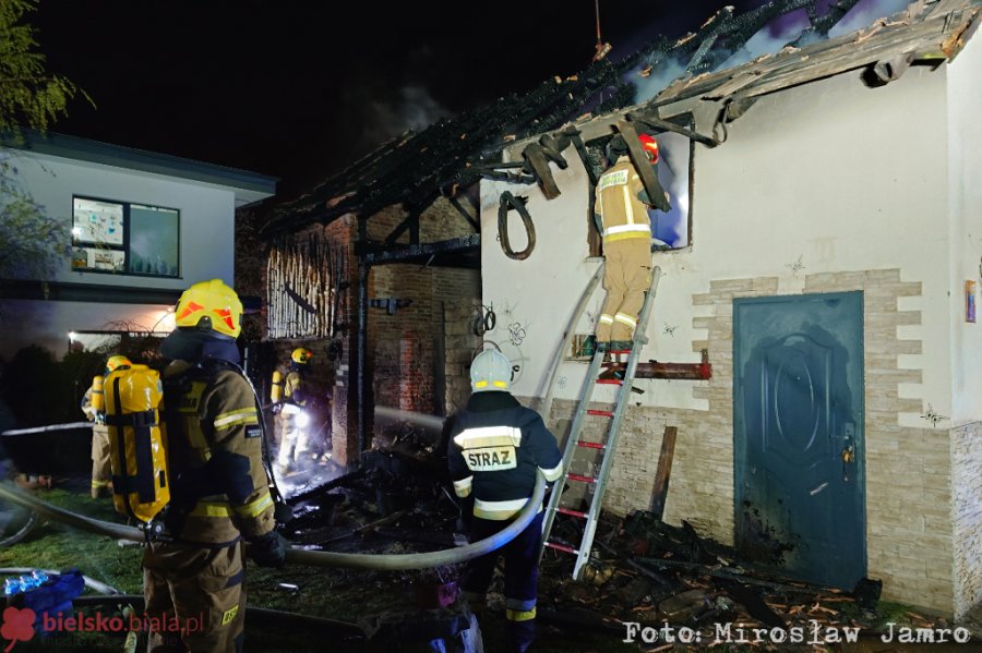 Nocny pożar budynku, ogień wyszedł na dach. Mieszkańcy ewakuowali się przed przyjazdem służb - foto