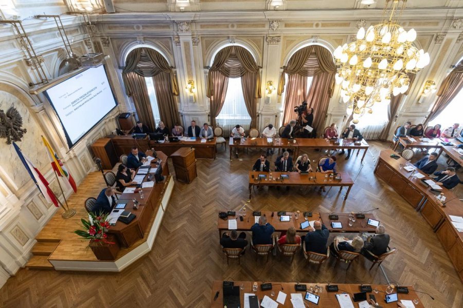 Burzliwa sesja, szereg pytań i puste krzesło. Prezydent Klimaszewski był chory i wziął krótki urlop