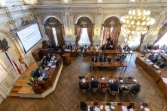 Burzliwa sesja, szereg pytań i puste krzesło. Prezydent Klimaszewski był chory i wziął krótki urlop