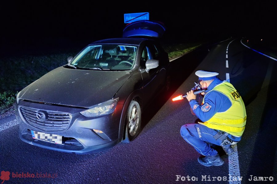 Betonowe bloczki pozostawione na nieoświetlonej drodze! Mogło dojść do tragedii! - foto