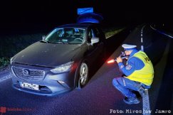 Betonowe bloczki pozostawione na nieoświetlonej drodze! Mogło dojść do tragedii! - foto
