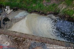 Tajemnicza zawiesina w korycie potoku. Na miejsce wezwano strażacki zastęp chemiczny- foto