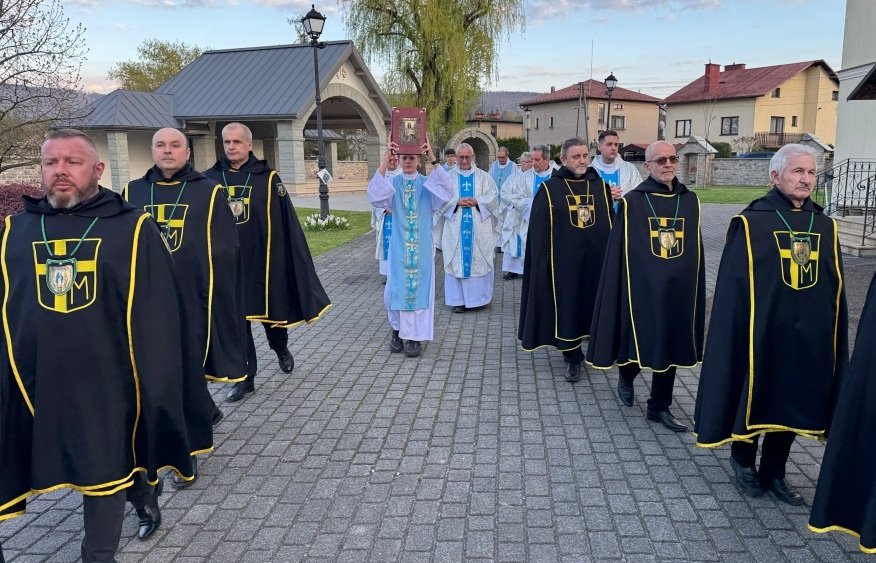Inauguracja czuwań w bazylice w Hałcnowie. Rycerze św. Jana Pawła II prowadzili modlitwę - foto