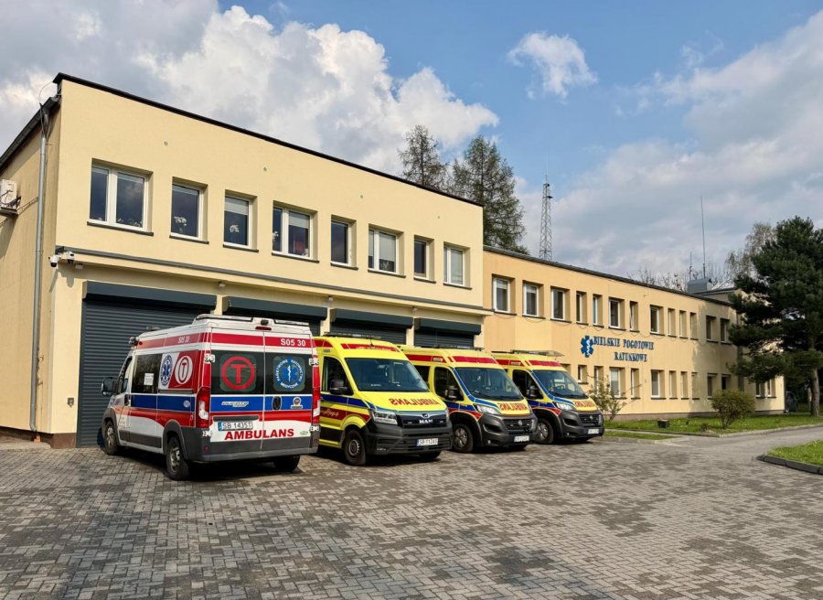 Trzy karetki pod jednym domem. Niecodzienna seria porodów w bielskim pogotowiu