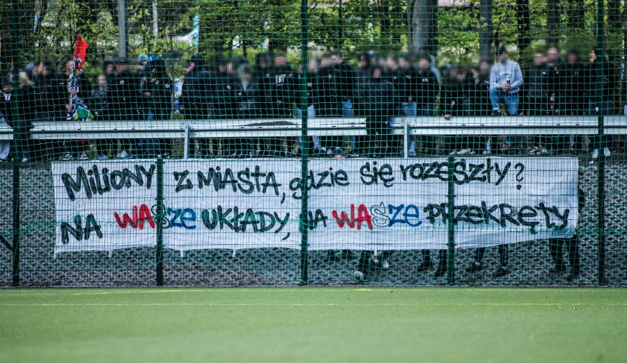 Kontrowersje wokół biletów na mecz w V lidze. Transparent o układach i milionach na płocie - foto