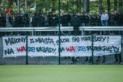 Kontrowersje wokół biletów na mecz w V lidze. Transparent o układach i milionach na płocie - foto