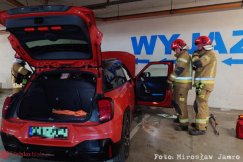 Groźne zdarzenie na parkingu bielskiej galerii handlowej. Z impetem wjechała w ścianę - foto