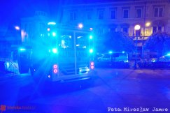 Krwawa bójka i atak nożownika na placu w centrum. Dwie osoby w szpitalu, jedna walczy o życie - foto