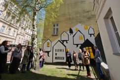 Uczniowie bielskiej szkoły uwalniają wyobraźnię. Graforyzm na przystankach i kamienicy  - foto