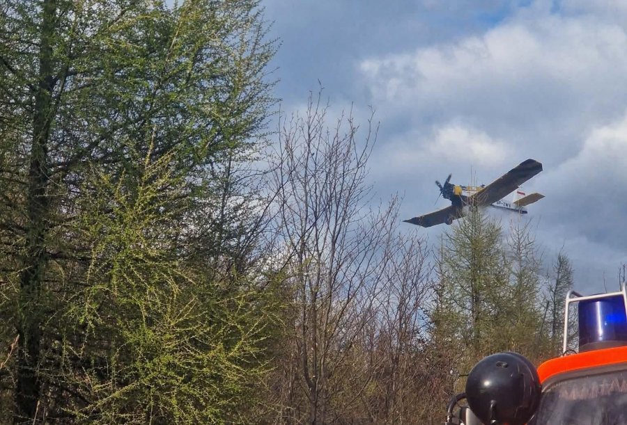 Pożar lasu na zboczu Baraniej Góry. Dromader tankowany wodą na bielskim lotnisku - foto i film