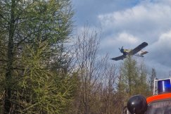 Pożar lasu na zboczu Baraniej Góry. Dromader tankowany wodą na bielskim lotnisku - foto i film