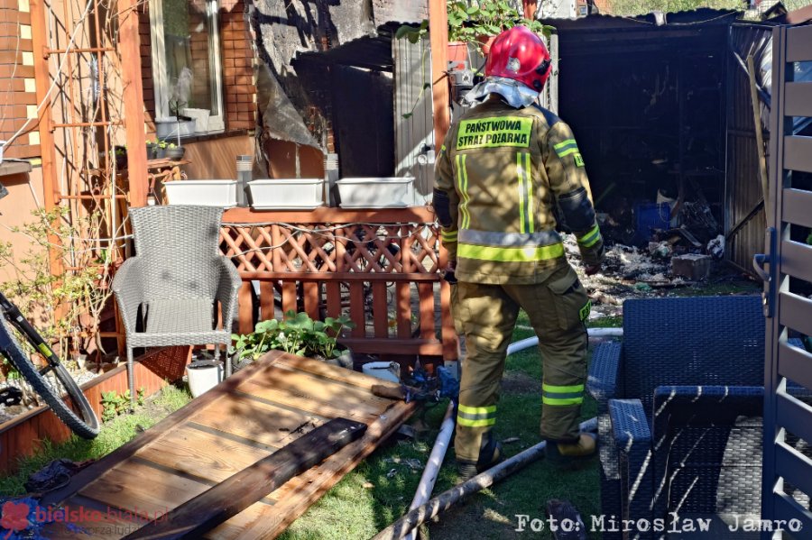 Zgłoszono pożar połowy domu, palił się garaż. Jedna osoba poszkodowana - foto