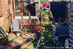 Zgłoszono pożar połowy domu, palił się garaż. Jedna osoba poszkodowana - foto