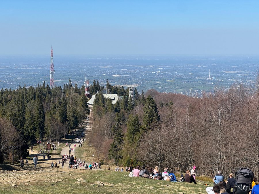 Słoneczny szturm na Szyndzielnię. Pogoda dopisała, goście także, dziś drugi dzień grillowania - foto