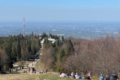 Słoneczny szturm na Szyndzielnię. Pogoda dopisała, goście także, dziś drugi dzień grillowania - foto