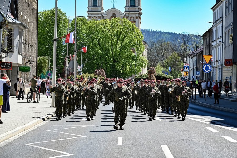 Defilada, kwiaty i biało-czerwona na maszcie. Orkiestra wojskowa poprowadziła przez miasto - foto