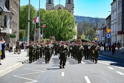 Defilada, kwiaty i biało-czerwona na maszcie. Orkiestra wojskowa poprowadziła przez miasto - foto