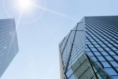 Polski producent, europejskie standardy - czym wyróżnia się Storlum na rynku oddymiania i doświetlania?