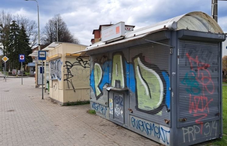 Szpecą i od lat nie ma na nich chętnych. Miasto zapowiada demontaż niektórych kiosków - foto