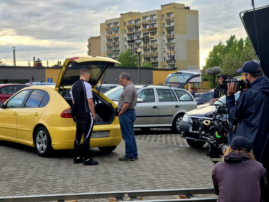 Deszcz na zawołanie i filmowe gwiazdy. Tak kręcili „Radioamatora” na bielskim osiedlu ZDJĘCIA