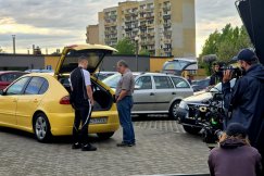 Deszcz na zawołanie i filmowe gwiazdy. Tak kręcili „Radioamatora” na bielskim osiedlu ZDJĘCIA