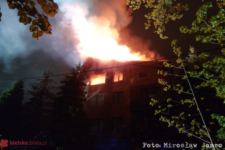 Czterokondygnacyjny budynek stanął w ogniu, w akcji 14 zastępów. Straty po pożarze są ogromne - foto