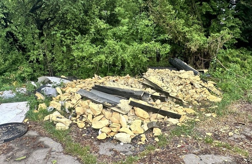 Z opuszczonego osiedla zrobili sobie wysypisko. Wyrzucał śmieci prosto pod okiem kamery - foto