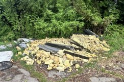 Z opuszczonego osiedla zrobili sobie wysypisko. Wyrzucał śmieci prosto pod okiem kamery - foto