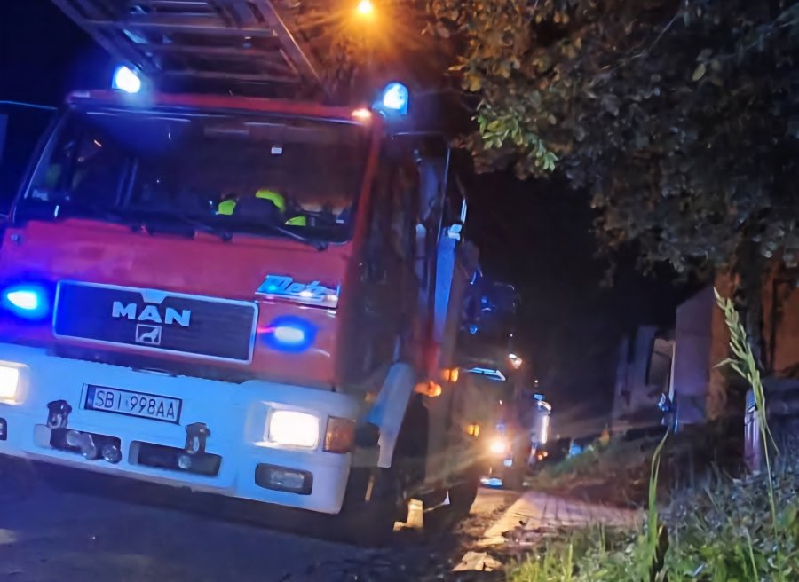 Płonęły śmieci i meble w pustostanie. Jedną osobę przekazano pod opiekę ratowników - foto