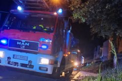 Płonęły śmieci i meble w pustostanie. Jedną osobę przekazano pod opiekę ratowników - foto