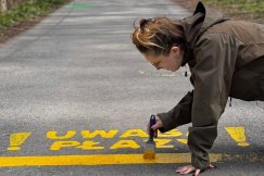 Nietypowe znaki na asfalcie. To nie graffiti, a ważny apel w okresie trwającej migracji - foto