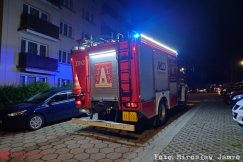 Nocna interwencja w bloku na bielskim osiedlu. Czujnik postawił służby na nogi - foto