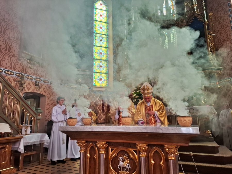Neogotycka perła odzyskała blask. Ponad wiek historii zwieńczony uroczystym poświęceniem - foto